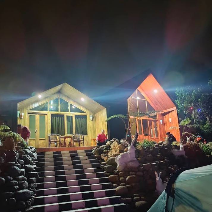 Penginapan  dimulai dari Rp 700.000.- / Malam sampai dengan Rp 1.300.000.- / Malam